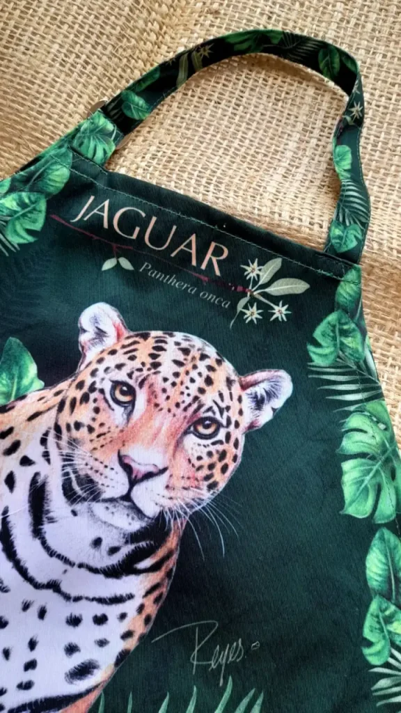 Fotografía del delantal ilustrado de Objetos Poéticos con diseño del Jaguar