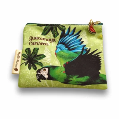 Imagen simple de un monedero de Objetos Poéticos con el diseño de la Guacamaya Cariseca