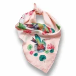 Imagen de la pañoleta ilustrada con diseño del ave colibrí Amazilia Colirrufa. diseño de Objetos Poéticos