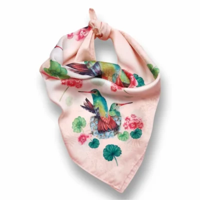 Imagen de la pañoleta ilustrada con diseño del ave colibrí Amazilia Colirrufa. diseño de Objetos Poéticos