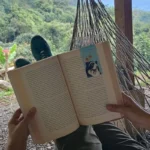 Foto de un momento de lectura con el separador de libros imantado de Objetos poéticos y el diseño del oso de anteojos.