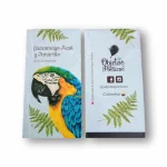 Imagen del separador de libros imantado de Objetos Poéticos con el diseño del Guacamayo Azul y Amarillo. En anverso y reverso,