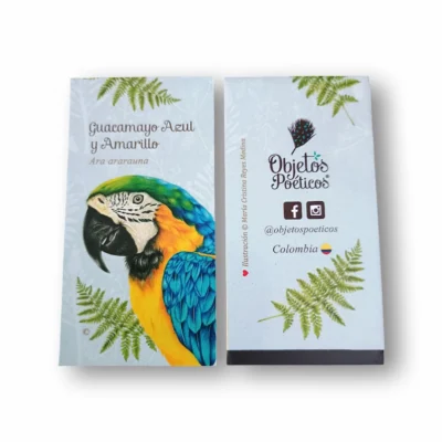 Imagen del separador de libros imantado de Objetos Poéticos con el diseño del Guacamayo Azul y Amarillo. En anverso y reverso,